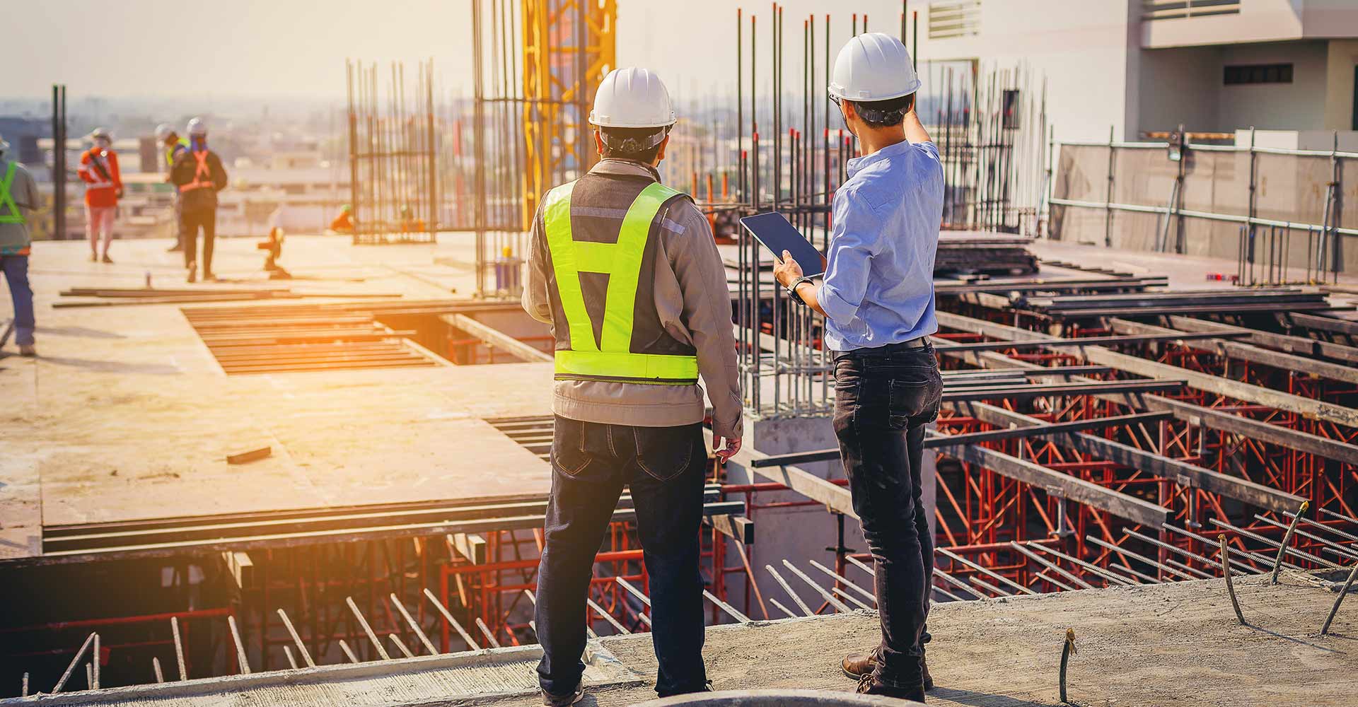 Ingénieurs de chantier opusbati contrôlant un projet sur tablette sur un immeuble en construction à Toulouse