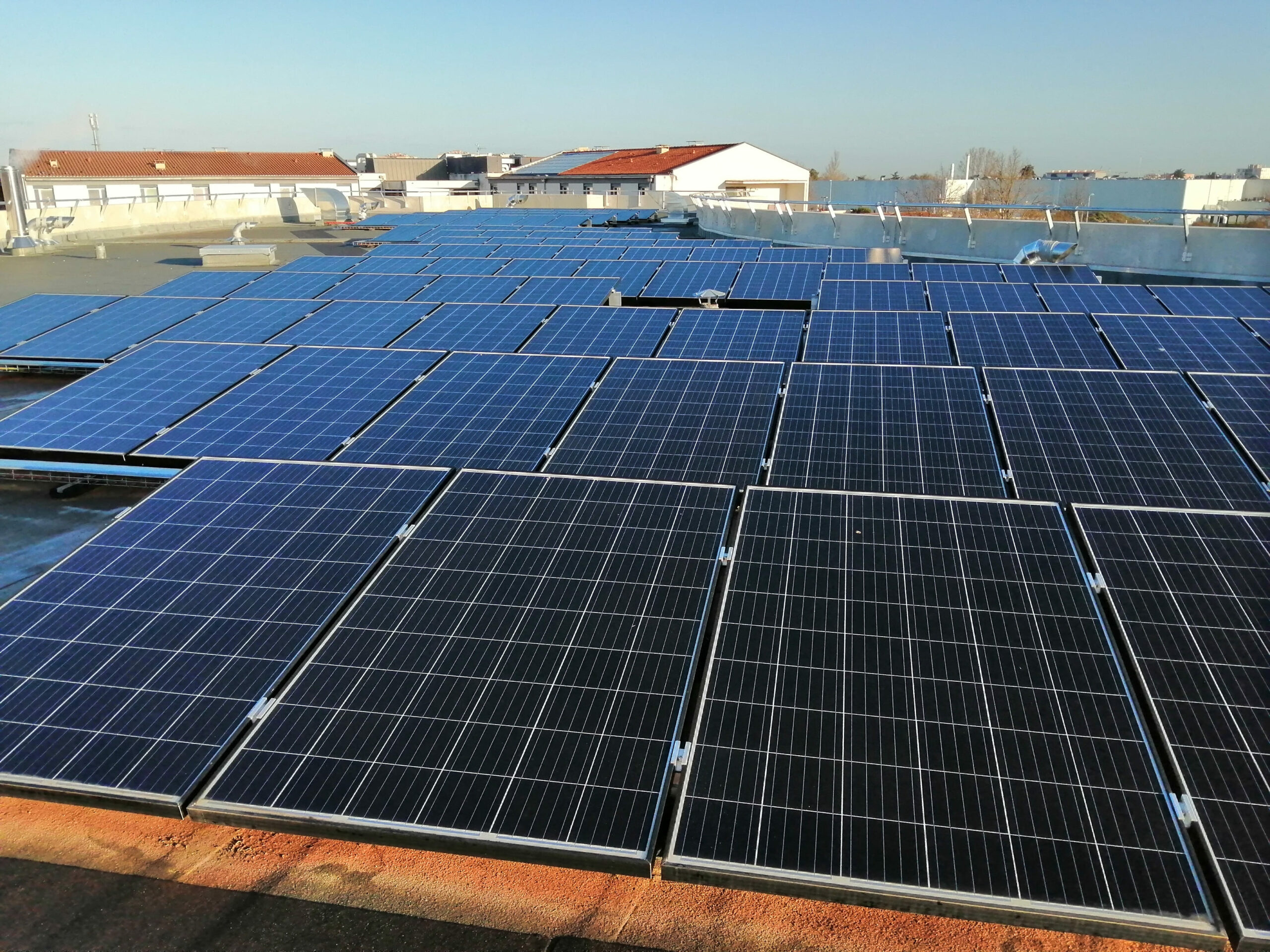 Panneaux solaires en toiture industrielle opusbati à Toulouse pour production d’électricité verte