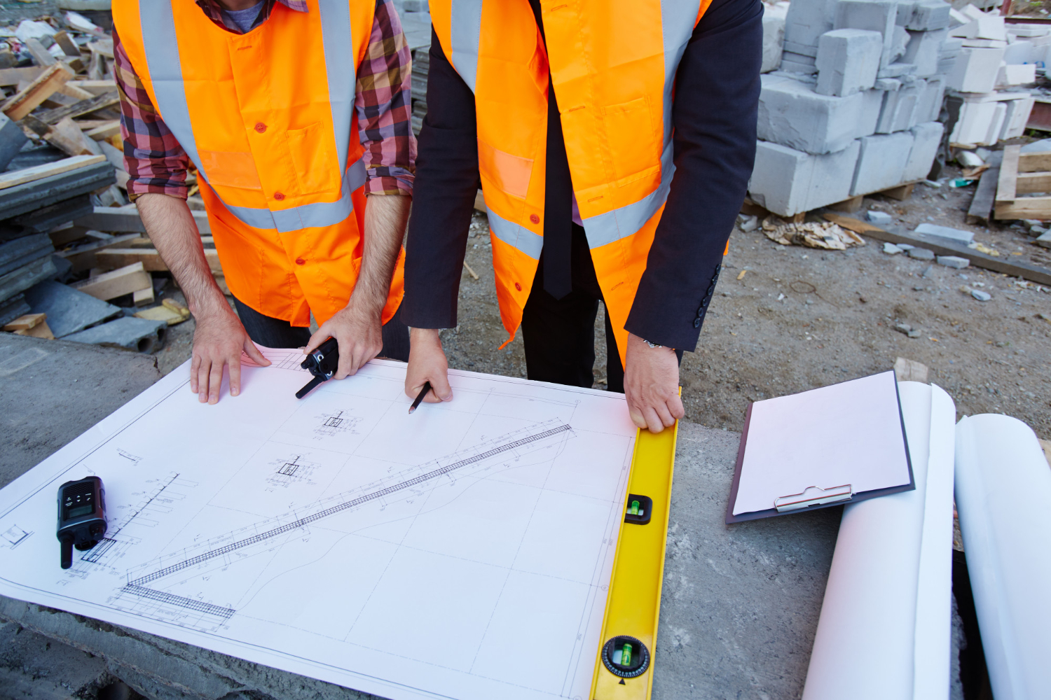 Ingénieurs opusbati coordonnant un chantier à Toulouse autour de plans et outils de construction