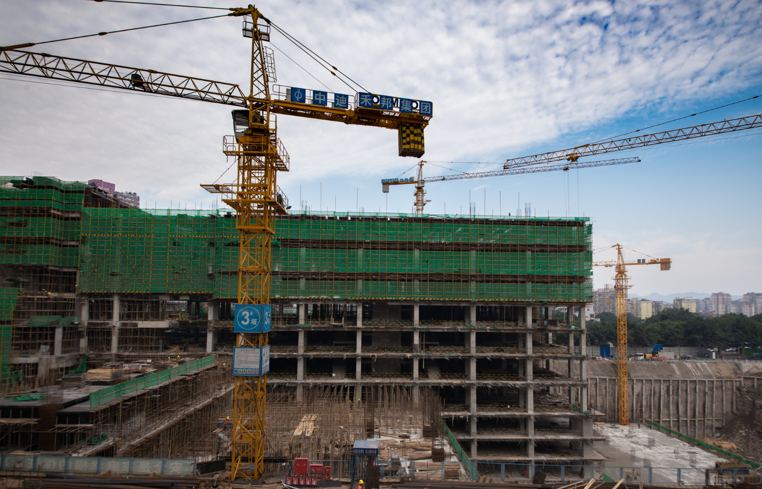 Chantier urbain opusbati à Toulouse avec grues, ouvriers et immeuble en construction
