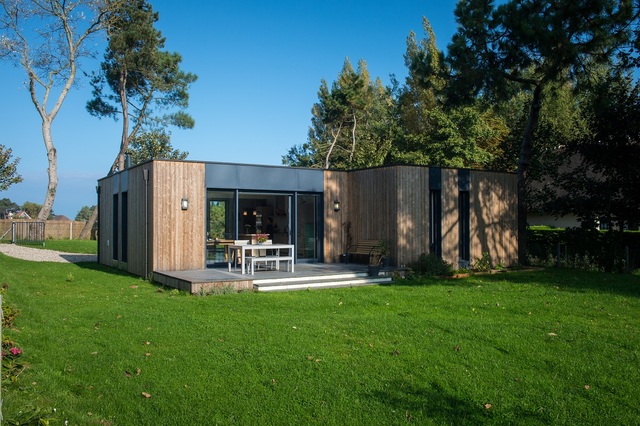 Maison bois contemporaine avec terrasse et jardin verdoyant par opusbati à Toulouse