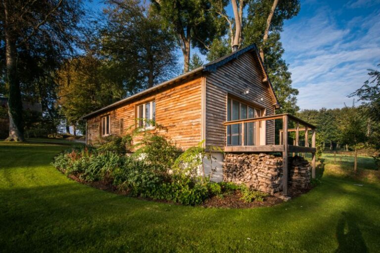 Chalet bois chaleureux avec terrasse dans un jardin verdoyant, réalisé par opusbati à Toulouse