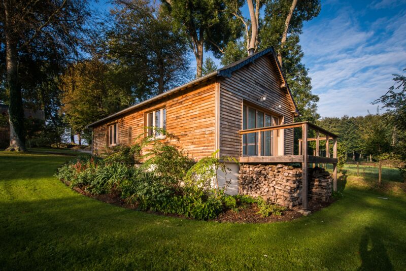 Chalet bois chaleureux avec terrasse dans un jardin verdoyant, réalisé par opusbati à Toulouse