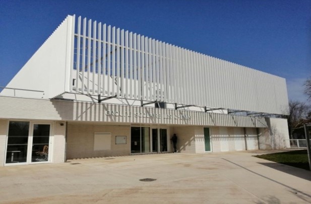 Bâtiment moderne minimaliste conçu par opusbati à Toulouse sous un ciel bleu dégagé