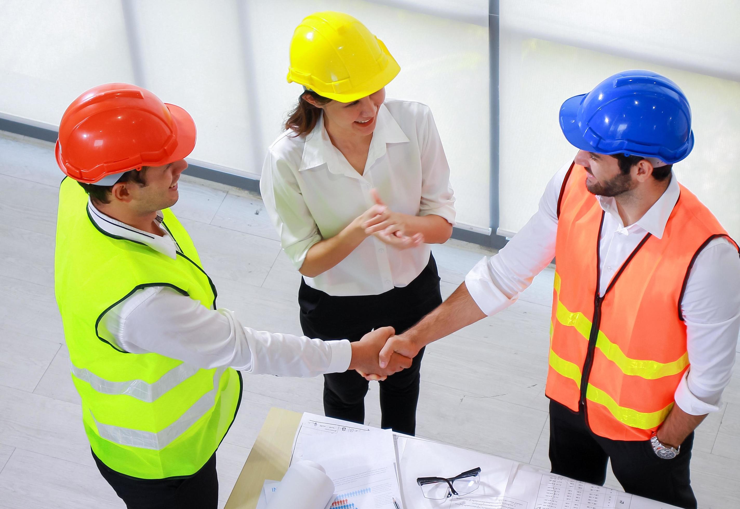 Ingénieurs opusbati en réunion de chantier à Toulouse, accord sur des plans dans un bureau moderne