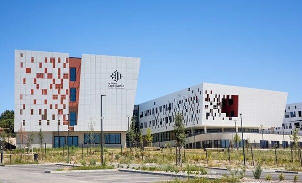 Bâtiment moderne pixelisé Occitanie réalisé par opusbati à Toulouse, façade blanche avec détails rouges et noirs