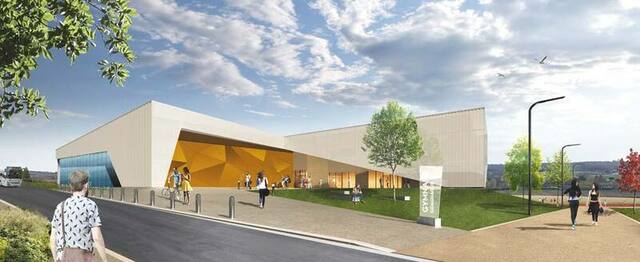 Gymnase contemporain opusbati à Toulouse, façade claire et jaune avec allée piétonne et cyclistes