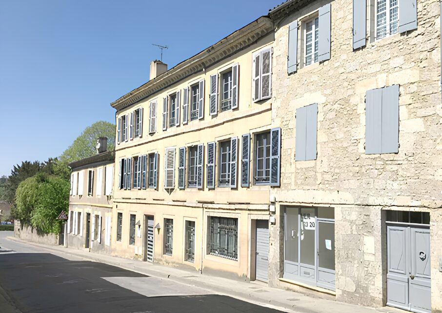 Rue paisible aux façades anciennes rénovées par opusbati dans le centre historique de Toulouse