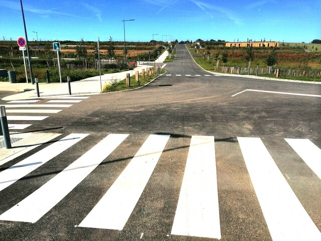 Passage piéton sécurisé opusbati sur route calme en zone périurbaine à Toulouse