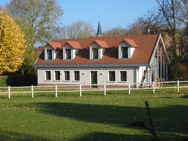 Maison moderne avec jardin et toit à lucarnes réalisée par opusbati à Toulouse