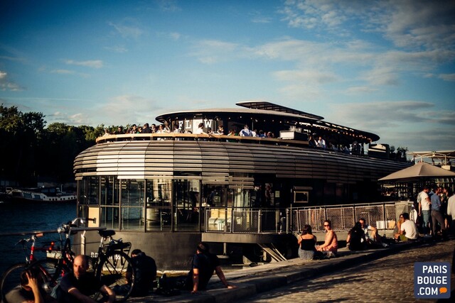 Péniche-bar moderne sur la Seine au coucher du soleil, référence opusbati à Toulouse