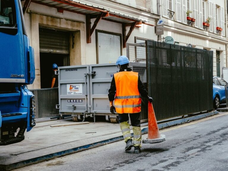 Ouvrier opusbati en sécurité sur chantier urbain à Toulouse avec cône de signalisation