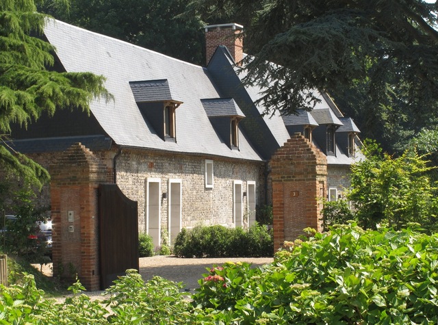 Maison traditionnelle en pierre avec toit en ardoise et jardin verdoyant par opusbati à Toulouse