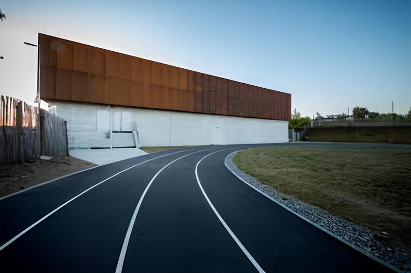 Piste d’athlétisme moderne et bâtiment minimaliste opusbati à Toulouse