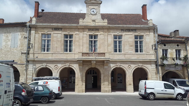 Mairie classique rénovée par opusbati près de Toulouse, façade en pierre claire, toit en tuiles rouges et devise républicaine